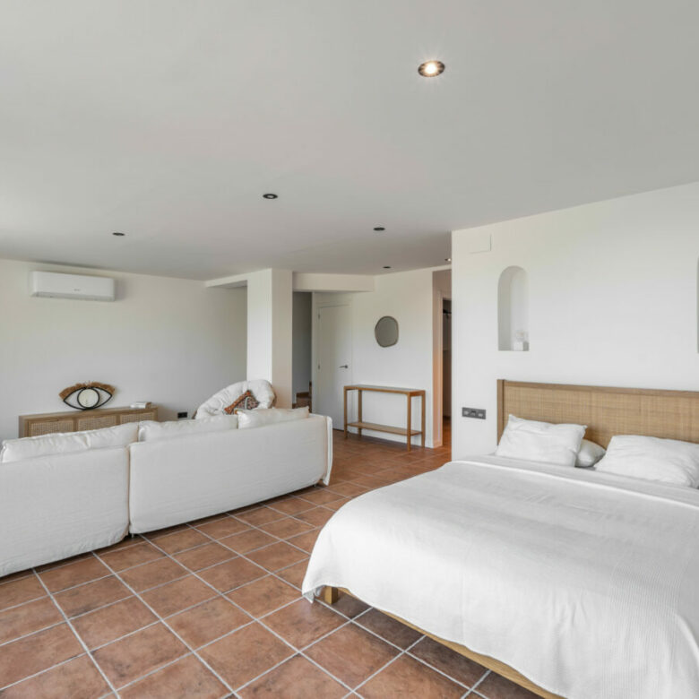 FOR SALE 🏡 Tranquil Three-Level Retreat with Pool and Sea Views – Estepona