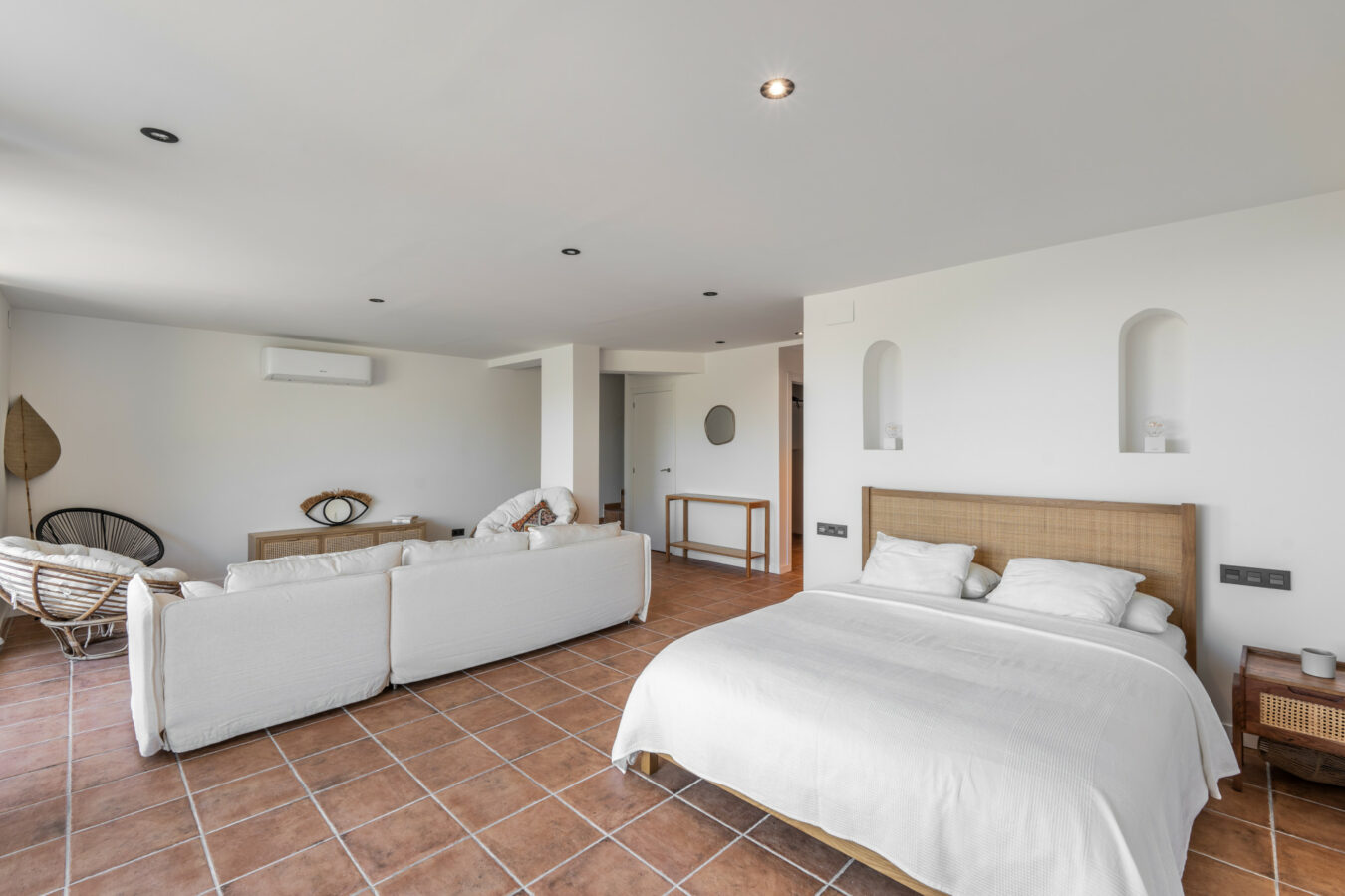 FOR SALE 🏡 Tranquil Three-Level Retreat with Pool and Sea Views – Estepona