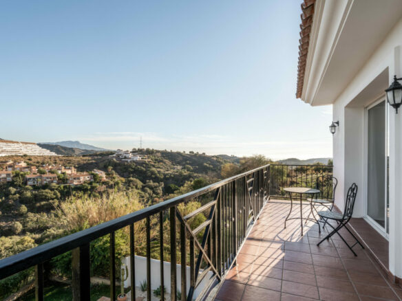 FOR SALE 🏡 Tranquil Three-Level Retreat with Pool and Sea Views – Estepona