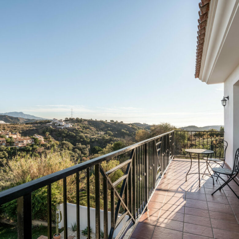 FOR SALE 🏡 Tranquil Three-Level Retreat with Pool and Sea Views – Estepona