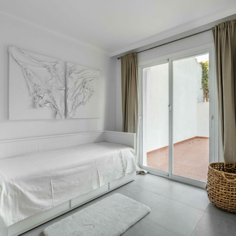 FOR SALE 🏡 Tranquil Three-Level Retreat with Pool and Sea Views – Estepona