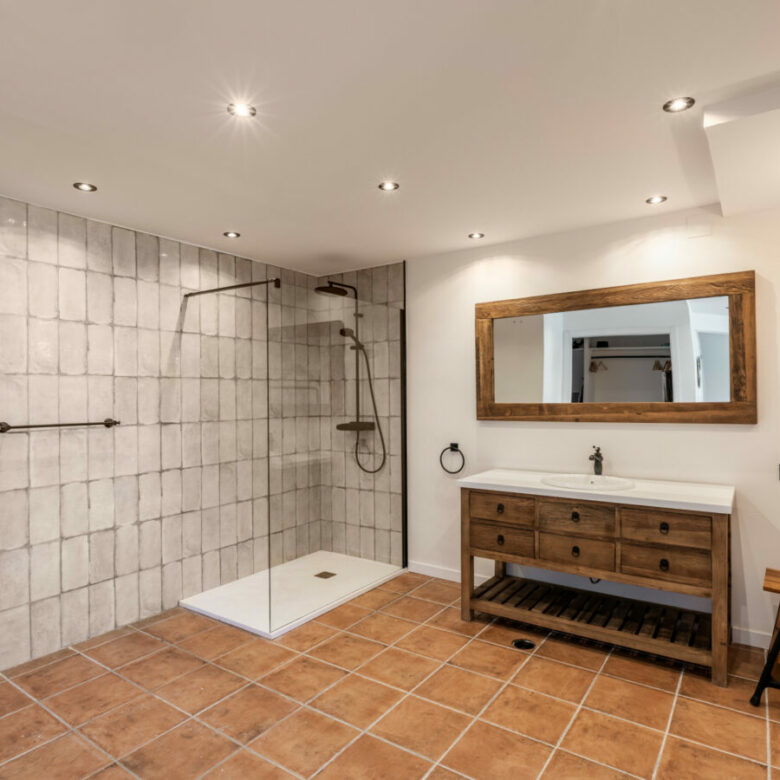 FOR SALE 🏡 Tranquil Three-Level Retreat with Pool and Sea Views – Estepona