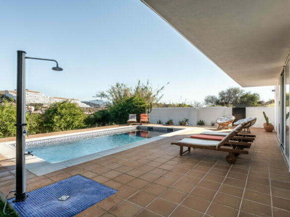 FOR SALE 🏡 Tranquil Three-Level Retreat with Pool and Sea Views – Estepona