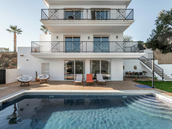 FOR SALE 🏡 Tranquil Three-Level Retreat with Pool and Sea Views – Estepona