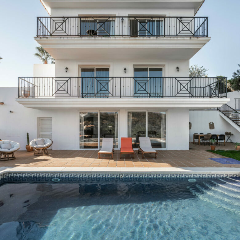 FOR SALE 🏡 Tranquil Three-Level Retreat with Pool and Sea Views – Estepona