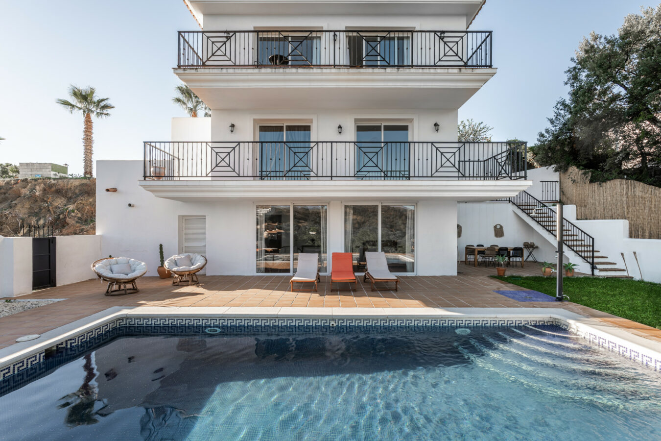FOR SALE 🏡 Tranquil Three-Level Retreat with Pool and Sea Views – Estepona