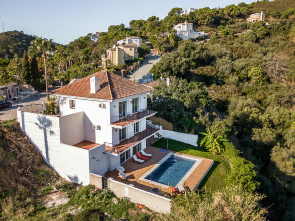 FOR SALE 🏡 Tranquil Three-Level Retreat with Pool and Sea Views – Estepona