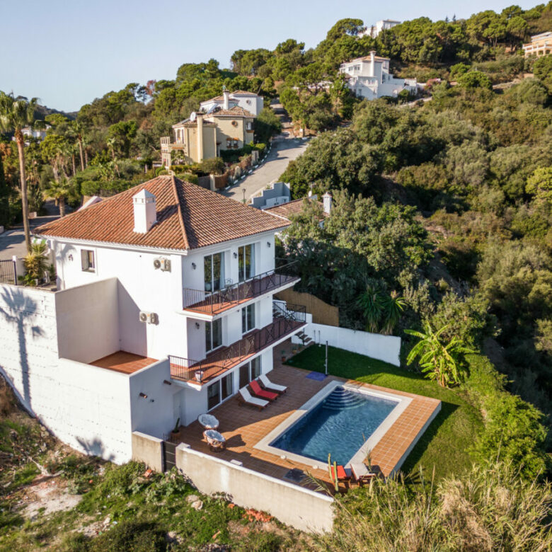 FOR SALE 🏡 Tranquil Three-Level Retreat with Pool and Sea Views – Estepona