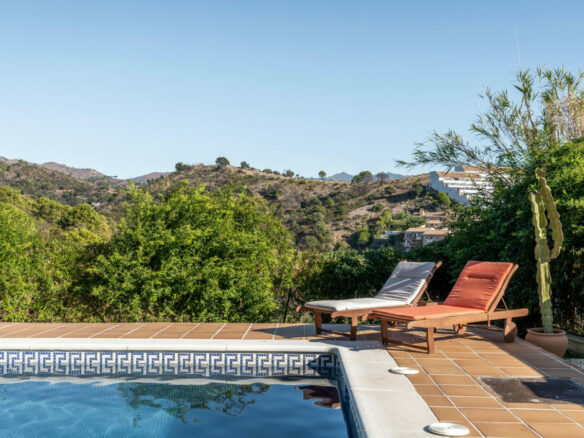 FOR SALE 🏡 Tranquil Three-Level Retreat with Pool and Sea Views – Estepona