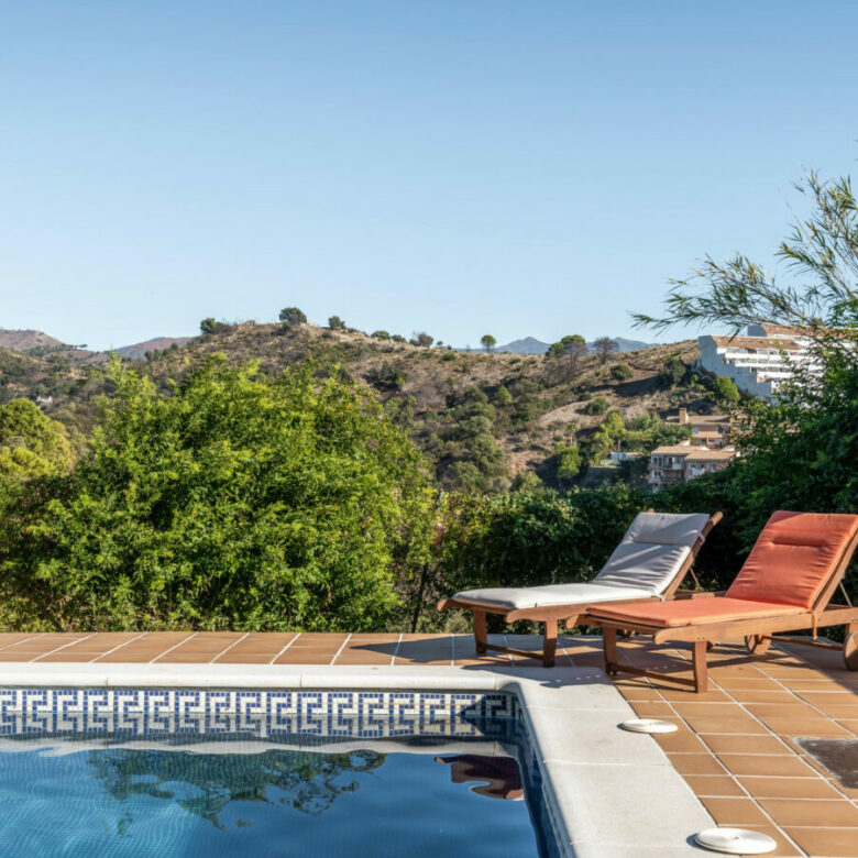 FOR SALE 🏡 Tranquil Three-Level Retreat with Pool and Sea Views – Estepona