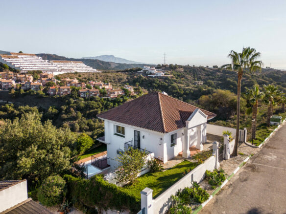 FOR SALE 🏡 Tranquil Three-Level Retreat with Pool and Sea Views – Estepona