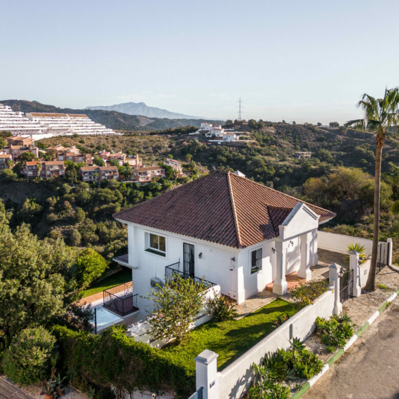 FOR SALE 🏡 Tranquil Three-Level Retreat with Pool and Sea Views – Estepona
