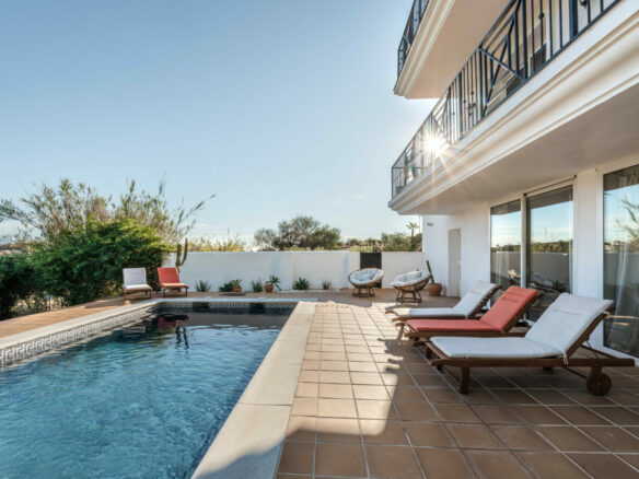 FOR SALE 🏡 Tranquil Three-Level Retreat with Pool and Sea Views – Estepona