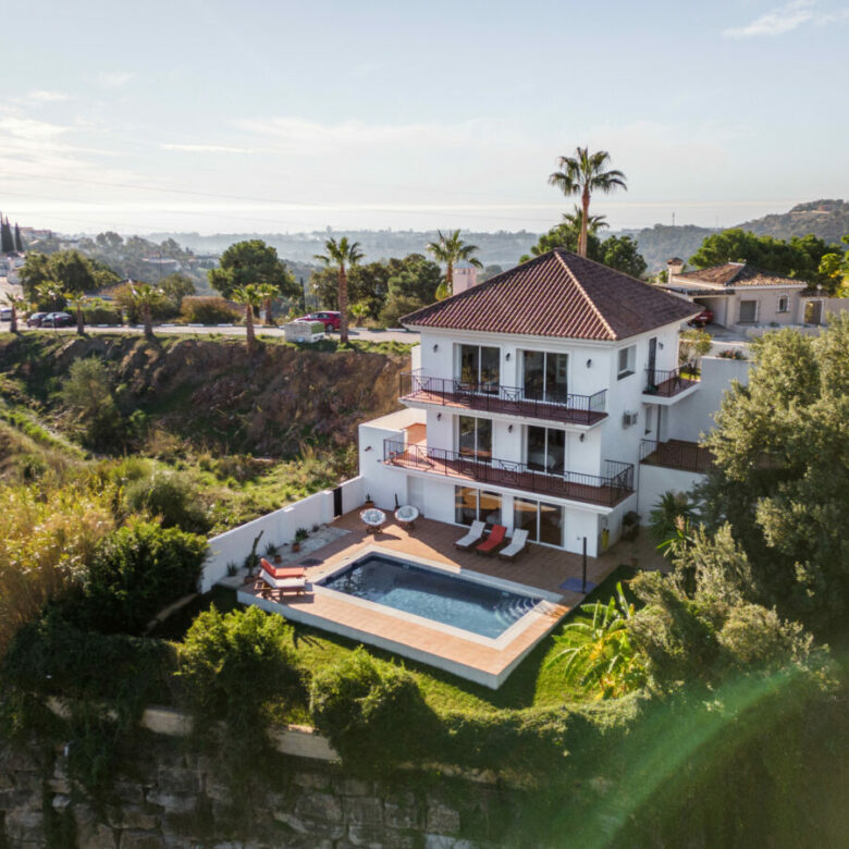FOR SALE 🏡 Tranquil Three-Level Retreat with Pool and Sea Views – Estepona