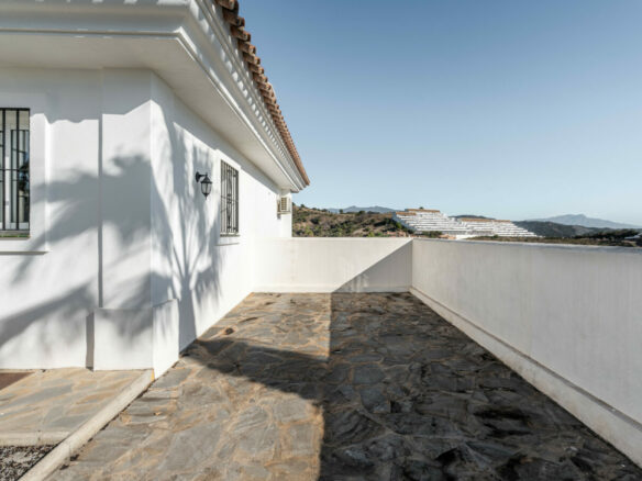 FOR SALE 🏡 Tranquil Three-Level Retreat with Pool and Sea Views – Estepona