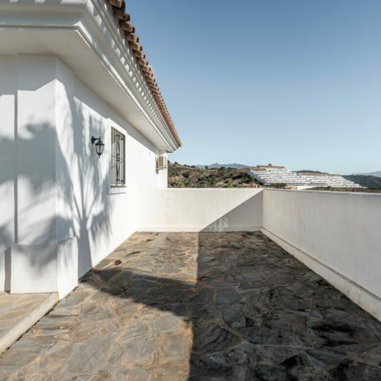 FOR SALE 🏡 Tranquil Three-Level Retreat with Pool and Sea Views – Estepona