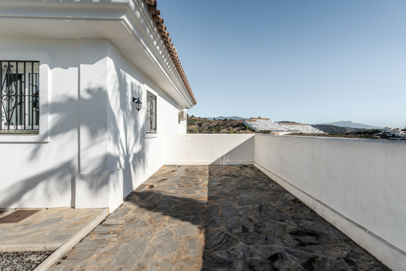 FOR SALE 🏡 Tranquil Three-Level Retreat with Pool and Sea Views – Estepona