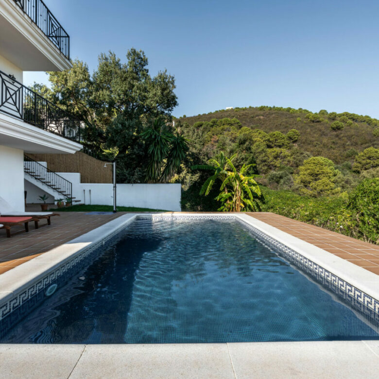 FOR SALE 🏡 Tranquil Three-Level Retreat with Pool and Sea Views – Estepona