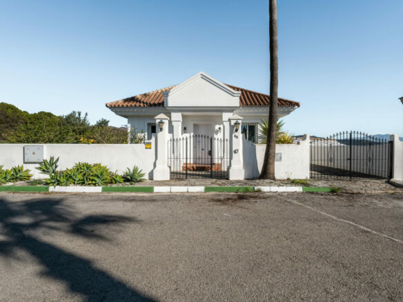 FOR SALE 🏡 Tranquil Three-Level Retreat with Pool and Sea Views – Estepona
