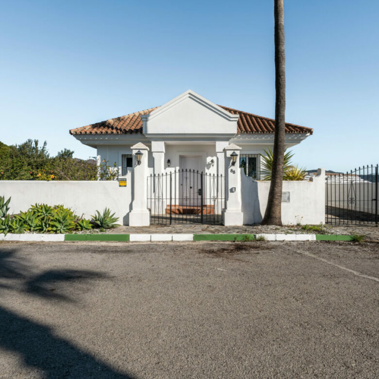 FOR SALE 🏡 Tranquil Three-Level Retreat with Pool and Sea Views – Estepona