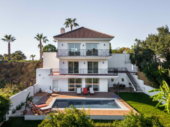 FOR SALE 🏡 Tranquil Three-Level Retreat with Pool and Sea Views – Estepona