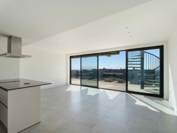 FOR SALE 🏡 Modern Sea-View Penthouse with Private Solarium & Resort Amenities – Selwo, Estepona