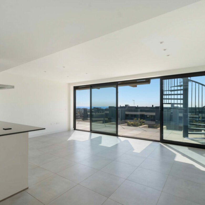 FOR SALE 🏡 Modern Sea-View Penthouse with Private Solarium & Resort Amenities – Selwo, Estepona
