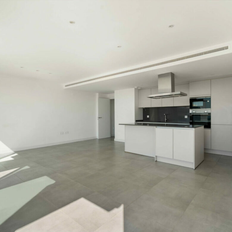 FOR SALE 🏡 Modern Sea-View Penthouse with Private Solarium & Resort Amenities – Selwo, Estepona