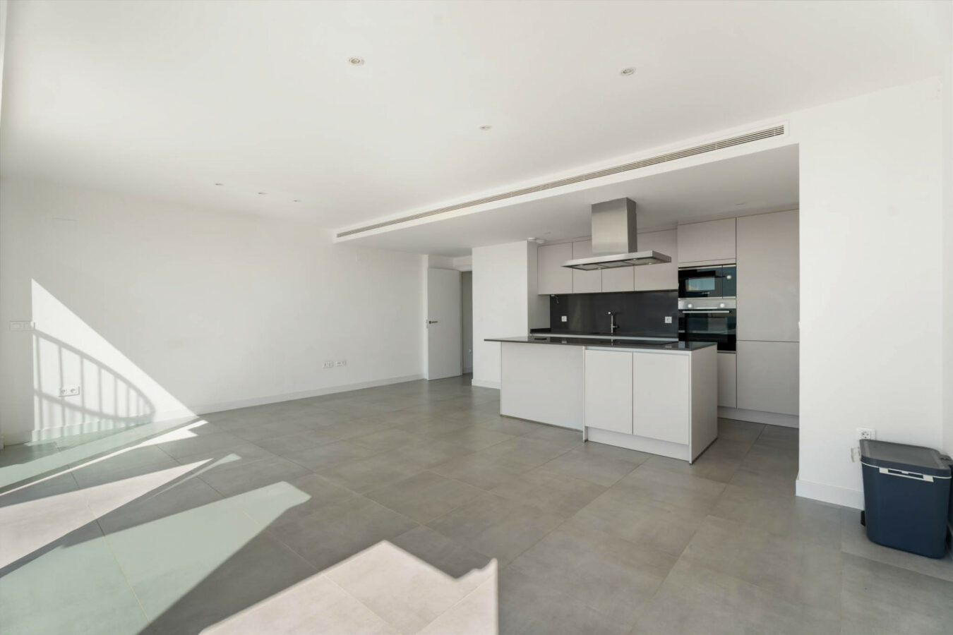 FOR SALE 🏡 Modern Sea-View Penthouse with Private Solarium & Resort Amenities – Selwo, Estepona