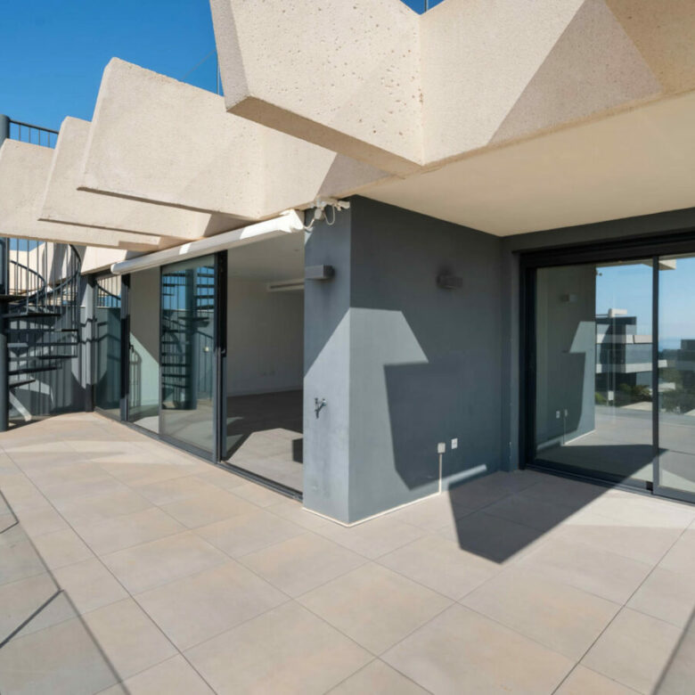 FOR SALE 🏡 Modern Sea-View Penthouse with Private Solarium & Resort Amenities – Selwo, Estepona