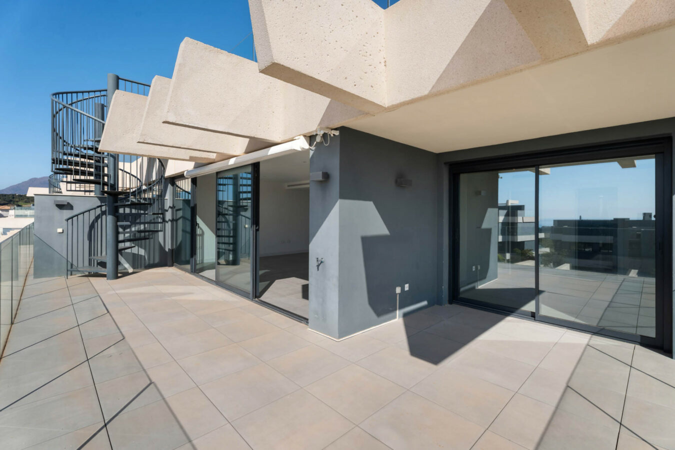 FOR SALE 🏡 Modern Sea-View Penthouse with Private Solarium & Resort Amenities – Selwo, Estepona