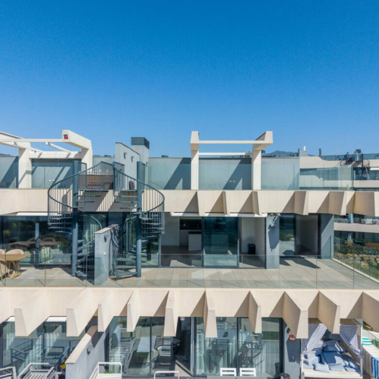 FOR SALE 🏡 Modern Sea-View Penthouse with Private Solarium & Resort Amenities – Selwo, Estepona