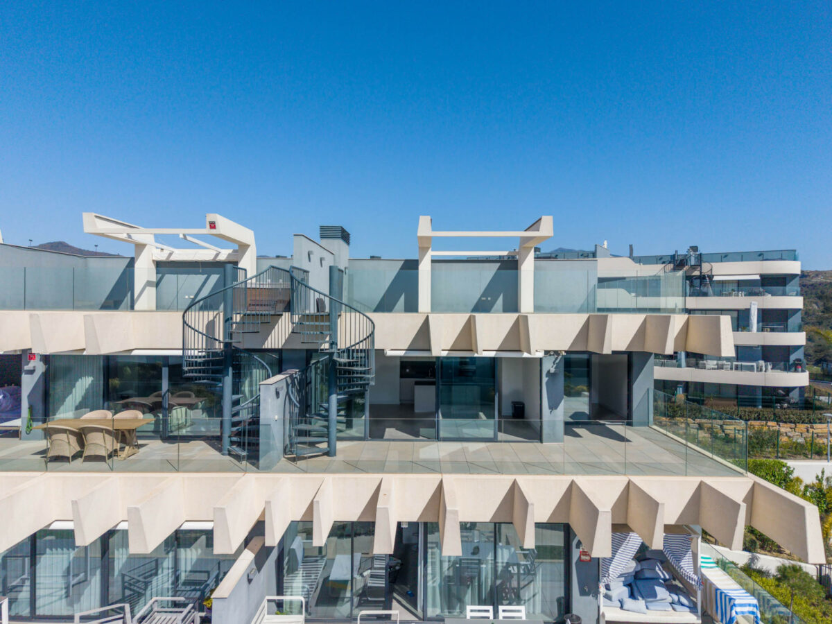 FOR SALE 🏡 Modern Sea-View Penthouse with Private Solarium & Resort Amenities – Selwo, Estepona