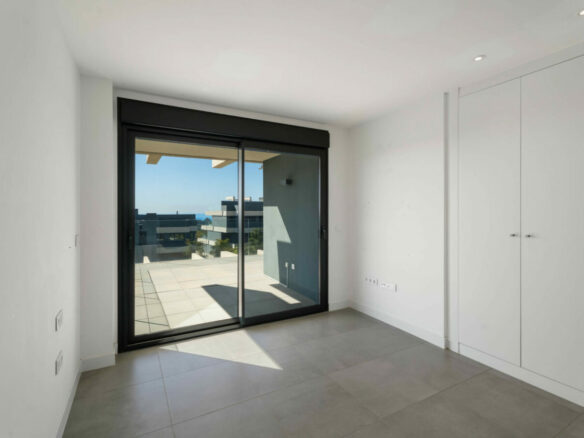 FOR SALE 🏡 Modern Sea-View Penthouse with Private Solarium & Resort Amenities – Selwo, Estepona