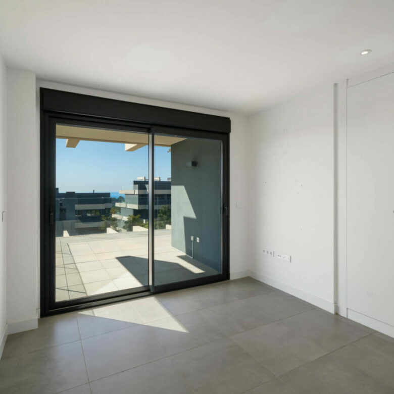 FOR SALE 🏡 Modern Sea-View Penthouse with Private Solarium & Resort Amenities – Selwo, Estepona