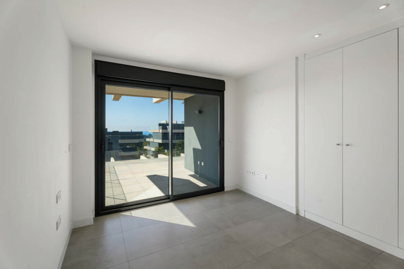 FOR SALE 🏡 Modern Sea-View Penthouse with Private Solarium & Resort Amenities – Selwo, Estepona