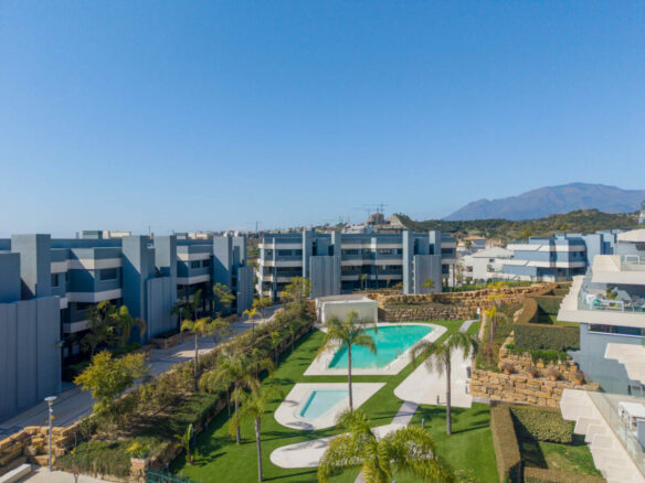 FOR SALE 🏡 Modern Sea-View Penthouse with Private Solarium & Resort Amenities – Selwo, Estepona