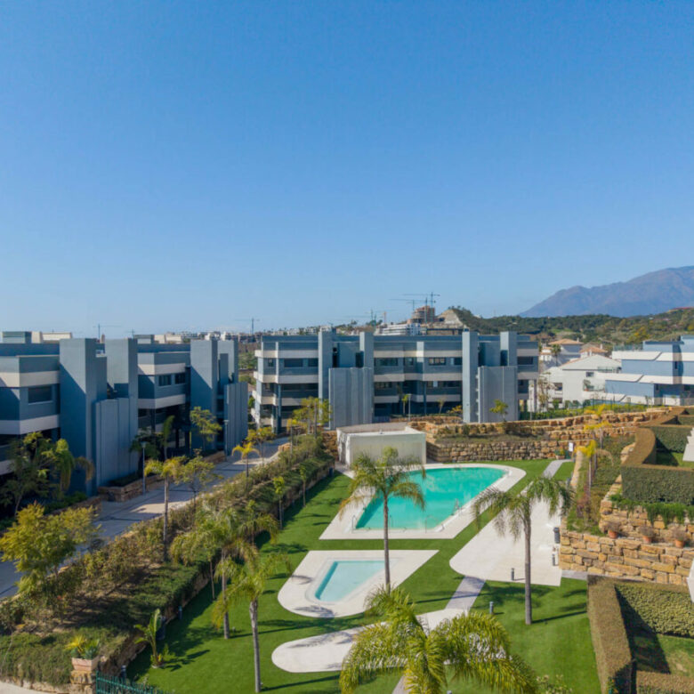 FOR SALE 🏡 Modern Sea-View Penthouse with Private Solarium & Resort Amenities – Selwo, Estepona
