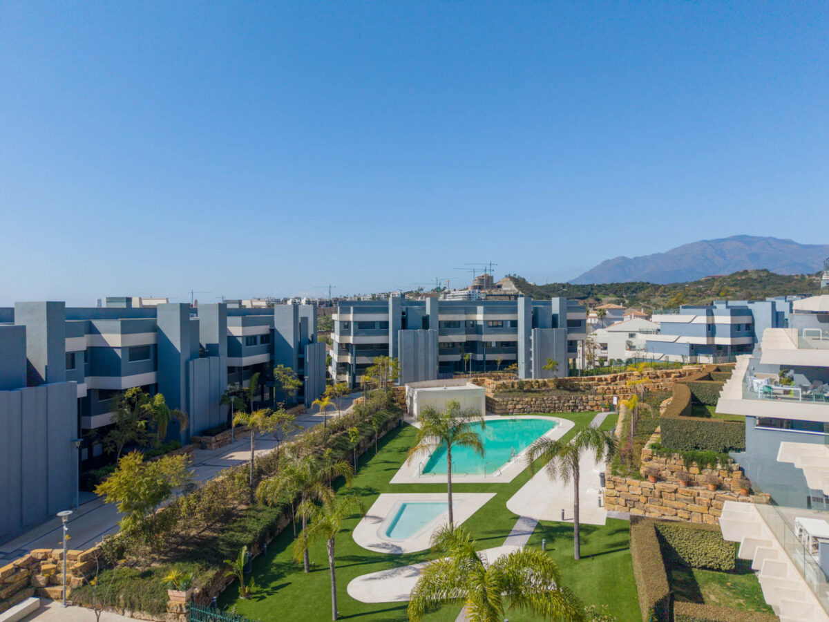 FOR SALE 🏡 Modern Sea-View Penthouse with Private Solarium & Resort Amenities – Selwo, Estepona