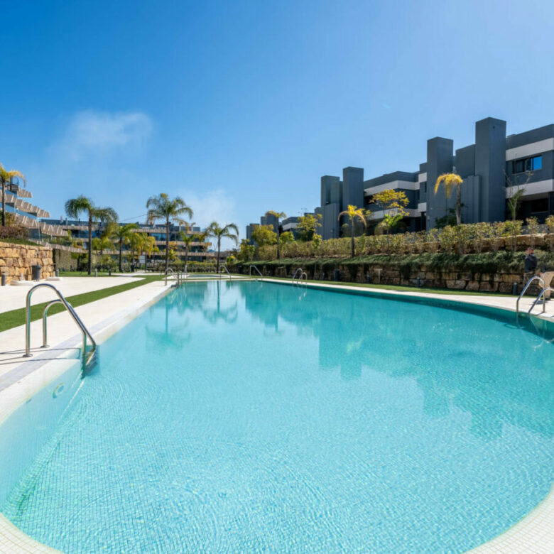FOR SALE 🏡 Modern Sea-View Penthouse with Private Solarium & Resort Amenities – Selwo, Estepona