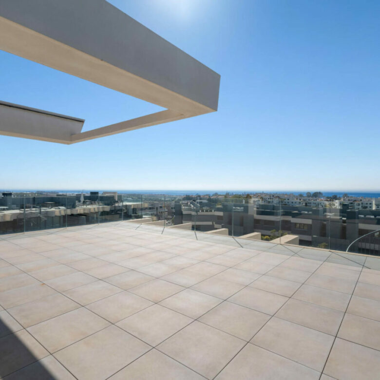 FOR SALE 🏡 Modern Sea-View Penthouse with Private Solarium & Resort Amenities – Selwo, Estepona