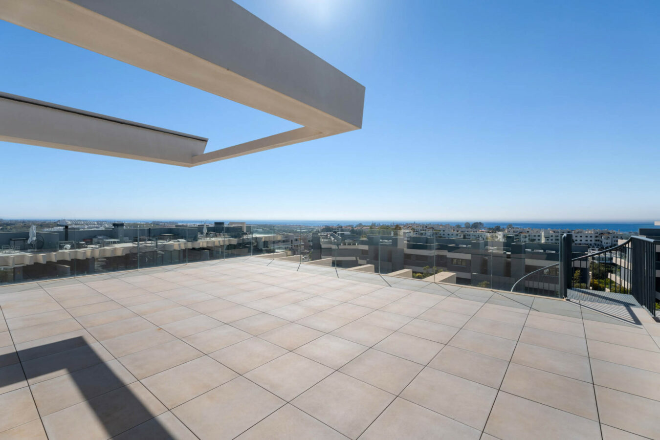 FOR SALE 🏡 Modern Sea-View Penthouse with Private Solarium & Resort Amenities – Selwo, Estepona