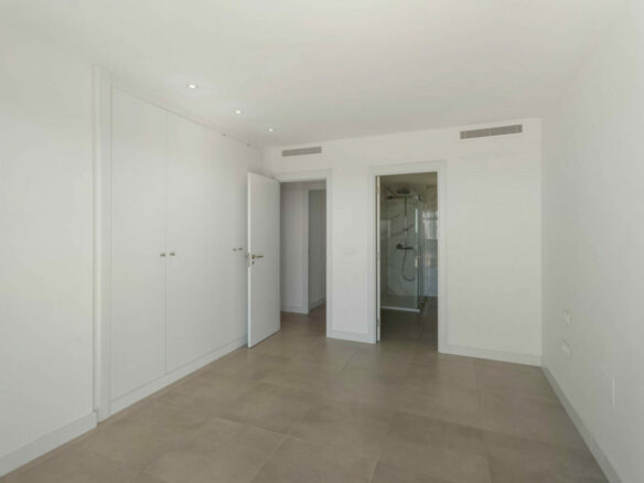FOR SALE 🏡 Modern Sea-View Penthouse with Private Solarium & Resort Amenities – Selwo, Estepona