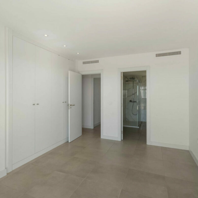 FOR SALE 🏡 Modern Sea-View Penthouse with Private Solarium & Resort Amenities – Selwo, Estepona