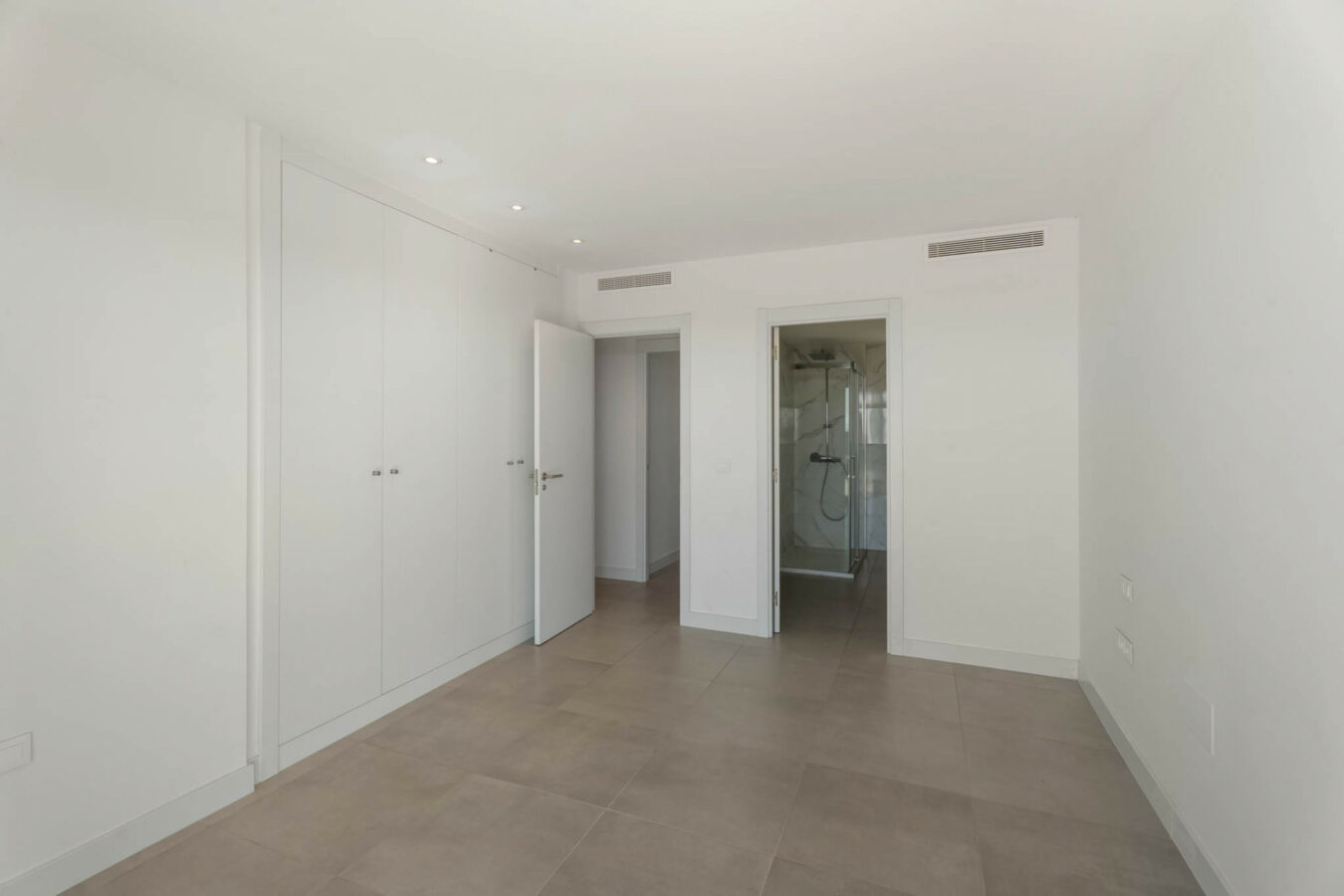 FOR SALE 🏡 Modern Sea-View Penthouse with Private Solarium & Resort Amenities – Selwo, Estepona
