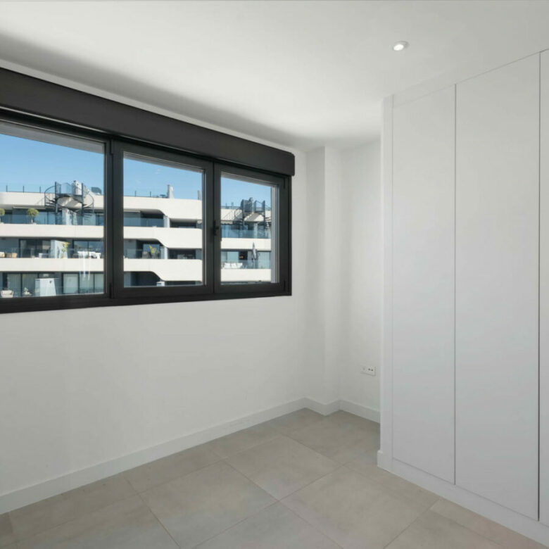 FOR SALE 🏡 Modern Sea-View Penthouse with Private Solarium & Resort Amenities – Selwo, Estepona