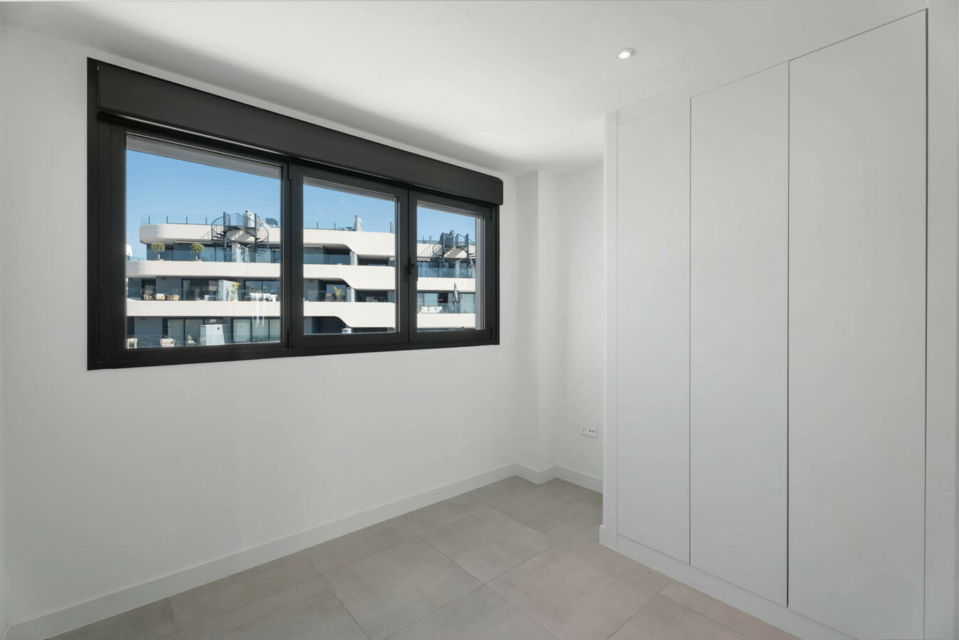 FOR SALE 🏡 Modern Sea-View Penthouse with Private Solarium & Resort Amenities – Selwo, Estepona
