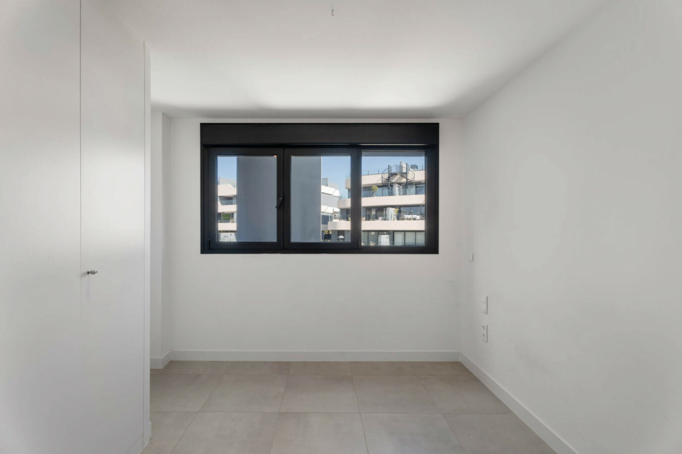 FOR SALE 🏡 Modern Sea-View Penthouse with Private Solarium & Resort Amenities – Selwo, Estepona