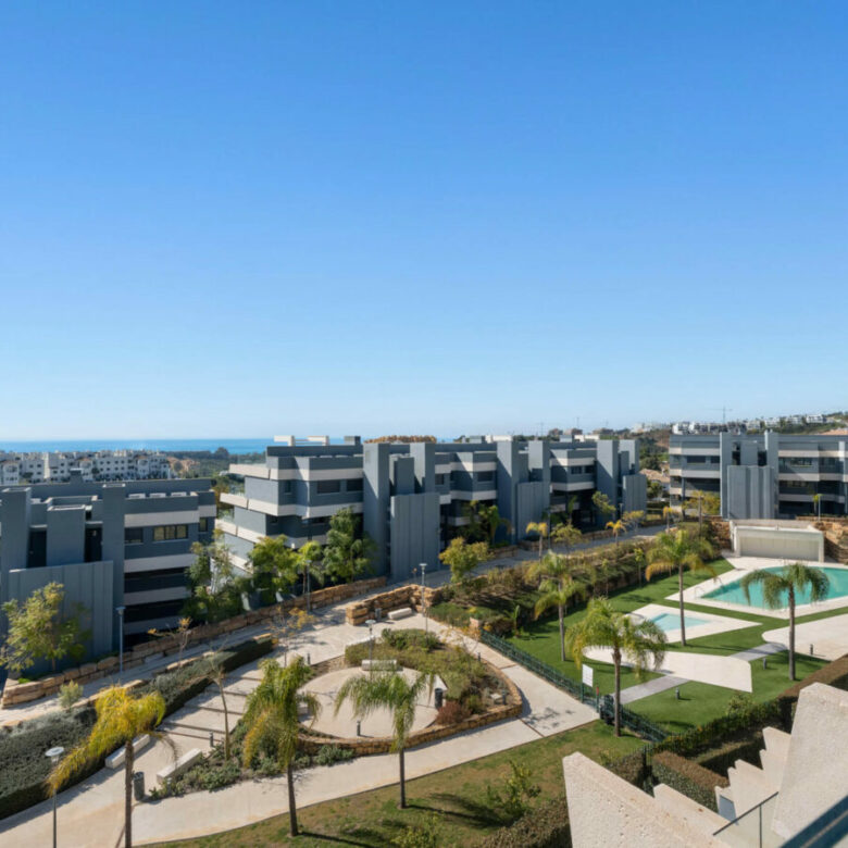 FOR SALE 🏡 Modern Sea-View Penthouse with Private Solarium & Resort Amenities – Selwo, Estepona