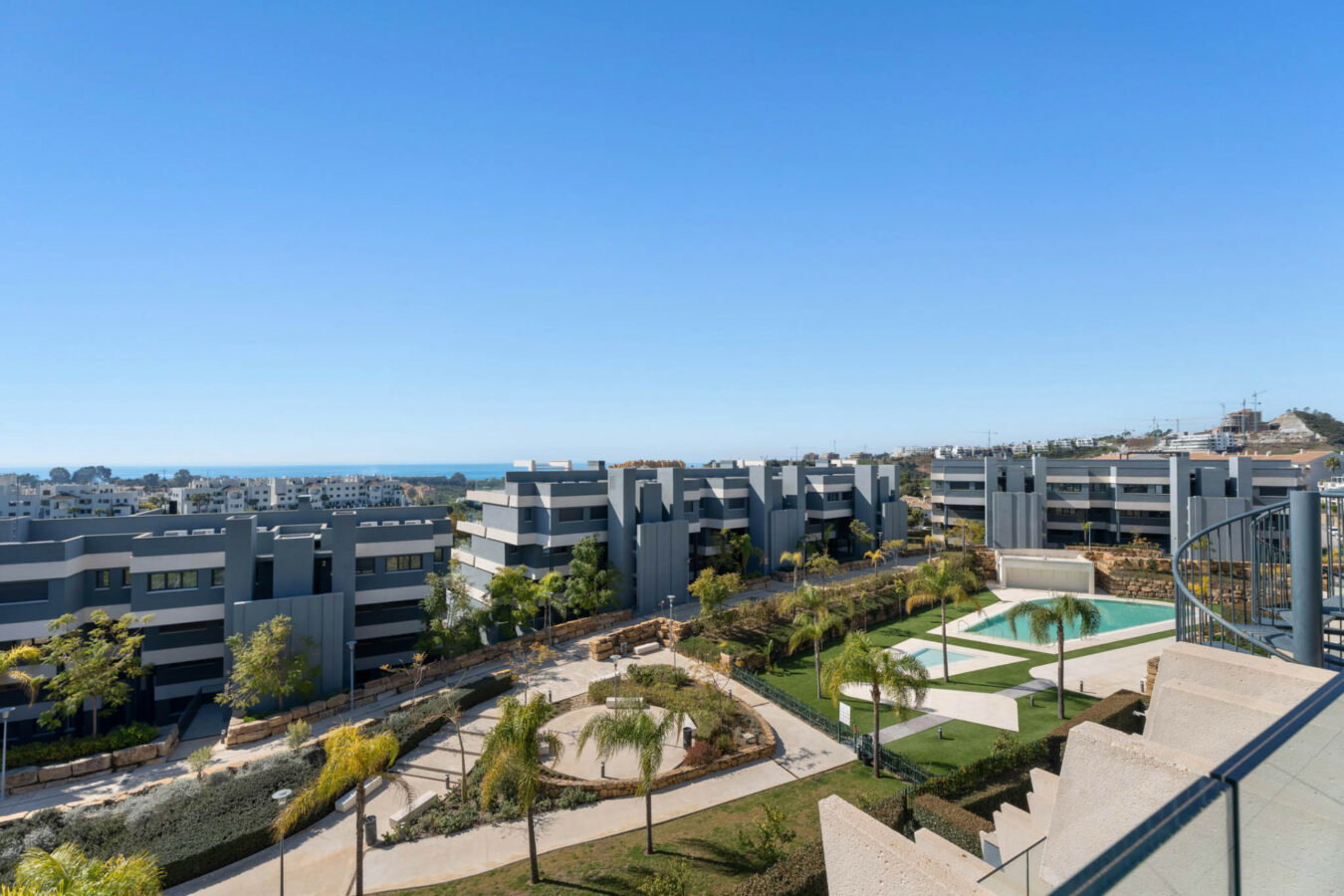 FOR SALE 🏡 Modern Sea-View Penthouse with Private Solarium & Resort Amenities – Selwo, Estepona